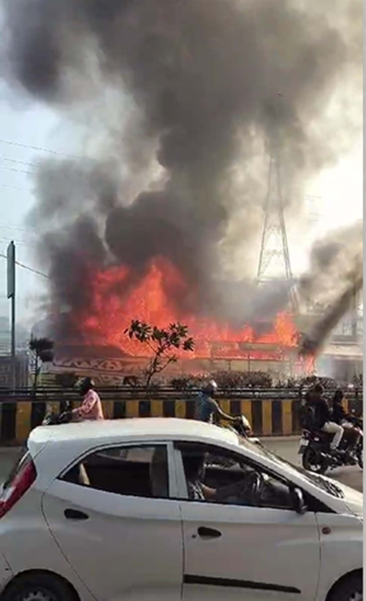 Indore Bus in Fire: बस में लगी भीषण आग, जलकर हुई खाक Indore Bus in Fire: बस में लगी भीषण आग, जलकर हुई खाक