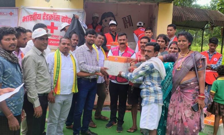 बाढ़ प्रभावित परिवारों को रेडक्रॉस सोसायटी द्वारा किचन सेट एवं हाईजीन किट का वितरण