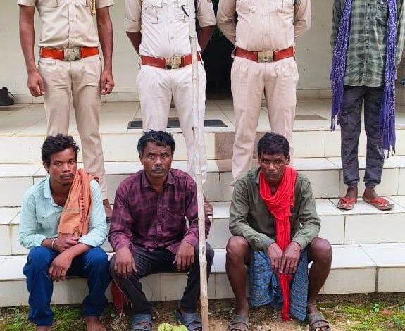 शिकार के पूर्व तीन शिकारी गिरफ्तार शिकार के पूर्व तीन शिकारी गिरफ्तार