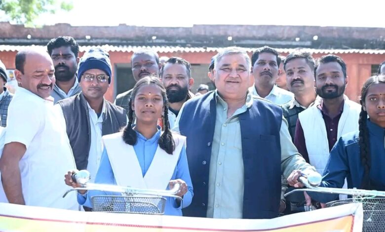 पर्यटन एवं संस्कृति मंत्री राजेश अग्रवाल ने सरस्वती साइकिल योजना के तहत मेंड्रॉकला विद्यालय में छात्राओं को साइकिल वितरित की….