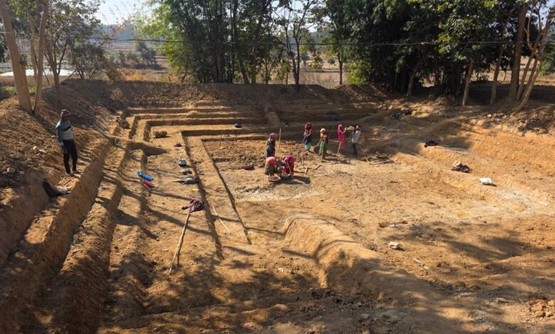 मनरेगा की ‘आजीविका डबरी’ से संवर रही छोटे किसानों की तकदीर: जल संरक्षण के साथ सब्जी उत्पादन एवं मत्स्य पालन से बढ़ेगी ग्रामीण आय…..