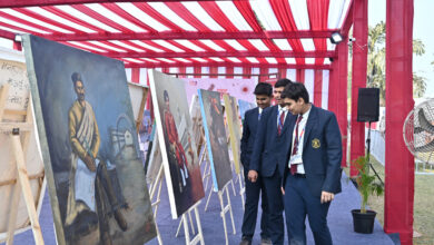 रायपुर साहित्य उत्सव में जितने साहित्य के रंग बिखरे, सुरेंद्र दुबे मंडप में चित्रकला प्रदर्शनी बनी आकर्षण का केंद्र, सेल्फी का बनी हाटस्पाट…