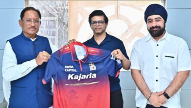 छत्तीसगढ़ में आईपीएल की तैयारी: मुख्यमंत्री विष्णु देव साय को आरसीबी का जर्सी भेंट…..