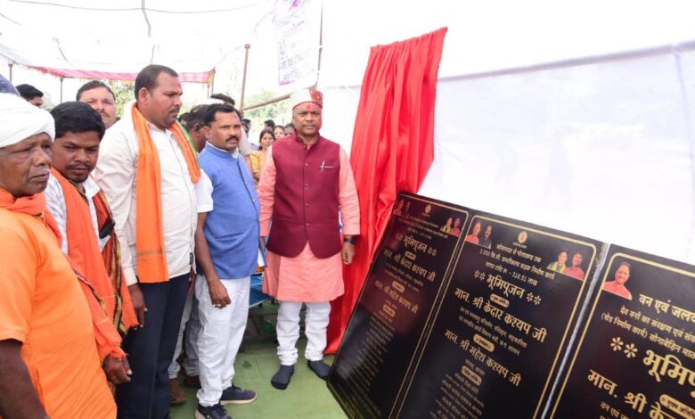 वन मंत्री कश्यप ने ग्राम तोतर और कांगा में 17 करोड़ रुपए से अधिक के विकास कार्यों का किया भूमिपूजन…. वन मंत्री कश्यप ने ग्राम तोतर और कांगा में 17 करोड़ रुपए से अधिक के विकास कार्यों का किया भूमिपूजन….