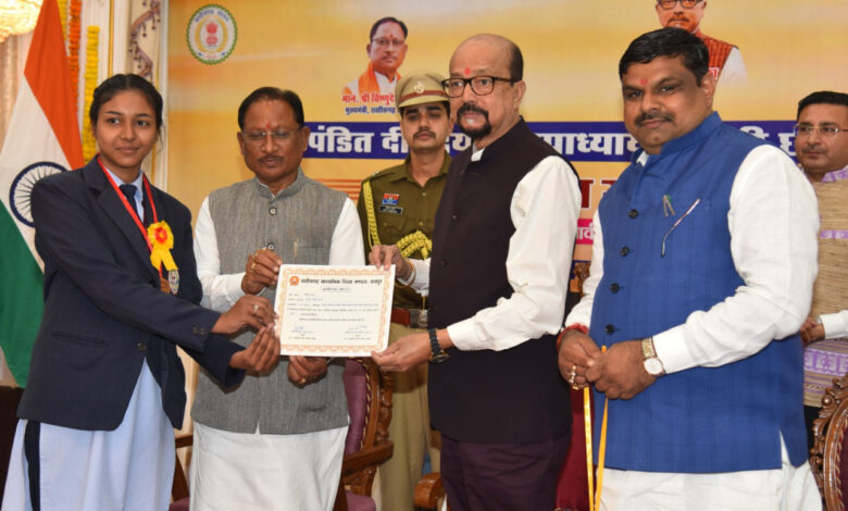 राज्यपाल रमेन डेका एवं मुख्यमंत्री विष्णुदेव साय ने 10वीं और 12वीं परीक्षा के मेधावी विद्यार्थियों को किया सम्मानित….