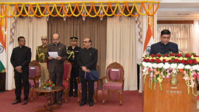 राज्यपाल डेका ने अमिताभ जैन को मुख्य सूचना आयुक्त एवं अग्रवाल और मिश्रा को राज्य सूचना आयुक्त पद की शपथ दिलाई….