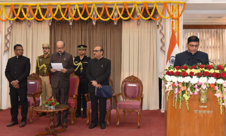 राज्यपाल डेका ने अमिताभ जैन को मुख्य सूचना आयुक्त एवं अग्रवाल और मिश्रा को राज्य सूचना आयुक्त पद की शपथ दिलाई….