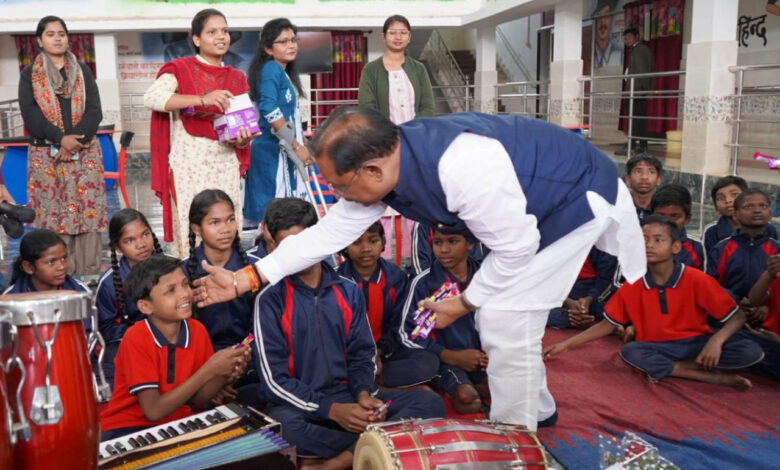 मुख्यमंत्री साय ने दिव्यांग बच्चों से की मुलाकात: नारायणपुर के परीयना दिव्यांग आवासीय विद्यालय को बस देने की घोषणा….