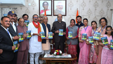 राज्यपाल डेका ने ‘एक पेड़ मां के नाम‘ काव्य संग्रह का किया विमोचन….