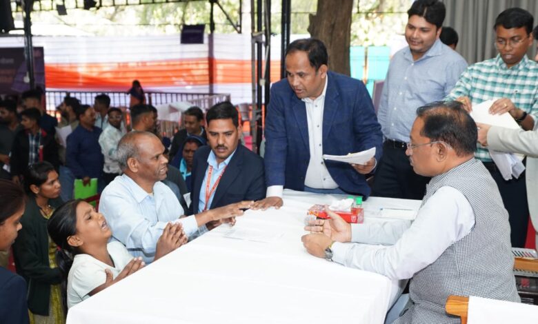 मुख्यमंत्री विष्णु देव साय के निर्देश पर लकवाग्रस्त महिला को तुरंत मंजूर हुए 5 लाख रुपए….