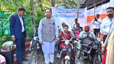 मुख्यमंत्री जनदर्शन में दिव्यांगजनों को मिली राहत: मुख्यमंत्री ने बैटरी चालित ट्राइसिकल किया प्रदान…..
