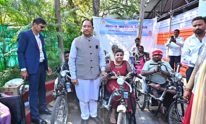 मुख्यमंत्री जनदर्शन में दिव्यांगजनों को मिली राहत: मुख्यमंत्री ने बैटरी चालित ट्राइसिकल किया प्रदान…..