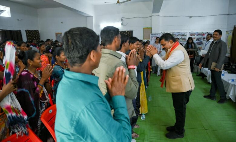 पुनर्वासित युवाओं के साथ उपमुख्यमंत्री विजय शर्मा ने किया आत्मीय संवाद, साथ बैठकर किया सुबह का नाश्ता….