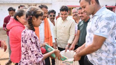 छेरछेरा तिहार : सामाजिक समरसता और लोक संस्कृति का उत्सव: घर-घर अन्न दान लेकर मंत्री टंक राम वर्मा ने निभाई छेरछेरा की परम्परा…. छेरछेरा तिहार : सामाजिक समरसता और लोक संस्कृति का उत्सव: घर-घर अन्न दान लेकर मंत्री टंक राम वर्मा ने निभाई छेरछेरा की परम्परा….
