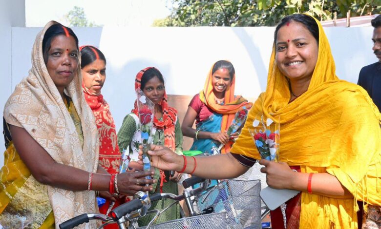 मंत्री लक्ष्मी राजवाड़े गांव–बस्ती चलो अभियान के तहत भटगांव विधानसभा के महावीरपुर और संजय नगर पहुँचीं…..