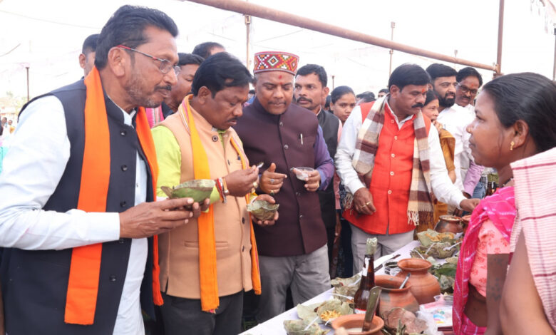 बस्तर पंडुम अंतर्गत बस्तर और बकावंड में लोक संस्कृति के महापर्व में मांदर की थाप पर थिरके कलाकार: वन मंत्री केदार कश्यप और सांसद महेश कश्यप की उपस्थिति ने बढ़ाया उत्साह…. बस्तर पंडुम अंतर्गत बस्तर और बकावंड में लोक संस्कृति के महापर्व में मांदर की थाप पर थिरके कलाकार: वन मंत्री केदार कश्यप और सांसद महेश कश्यप की उपस्थिति ने बढ़ाया उत्साह….