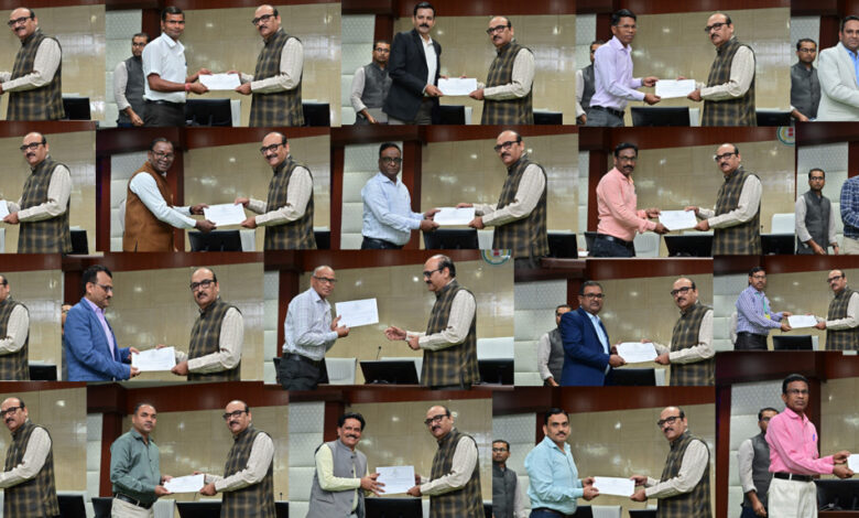 ई-ऑफिस में उत्कृष्ट कार्य करने वाले अधिकारी-कर्मचारियों को मुख्य सचिव ने किया सम्मानित….