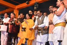 मुख्यमंत्री विष्णुदेव साय ने भगवान राजीव लोचन एवं कुलेश्वरनाथ महादेव मंदिर में की पूजा अर्चना : महानदी महाआरती में हुए शामिल, छत्तीसगढ़ की समृद्धि की प्रार्थना की