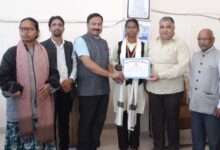 पर्यटन मंत्री राजेश अग्रवाल ने हैमर थ्रो में राज्य स्तर पर तृतीय स्थान प्राप्त करने वाली छात्रा सुधा सिंह को किया सम्मानित….