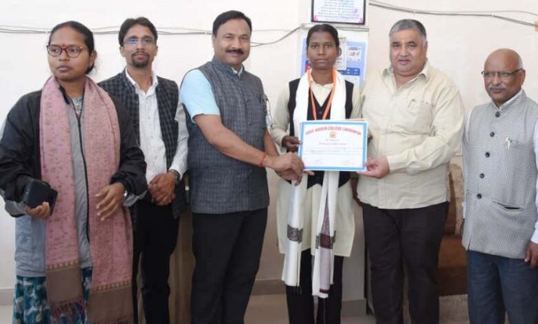 पर्यटन मंत्री राजेश अग्रवाल ने हैमर थ्रो में राज्य स्तर पर तृतीय स्थान प्राप्त करने वाली छात्रा सुधा सिंह को किया सम्मानित…. पर्यटन मंत्री राजेश अग्रवाल ने हैमर थ्रो में राज्य स्तर पर तृतीय स्थान प्राप्त करने वाली छात्रा सुधा सिंह को किया सम्मानित….