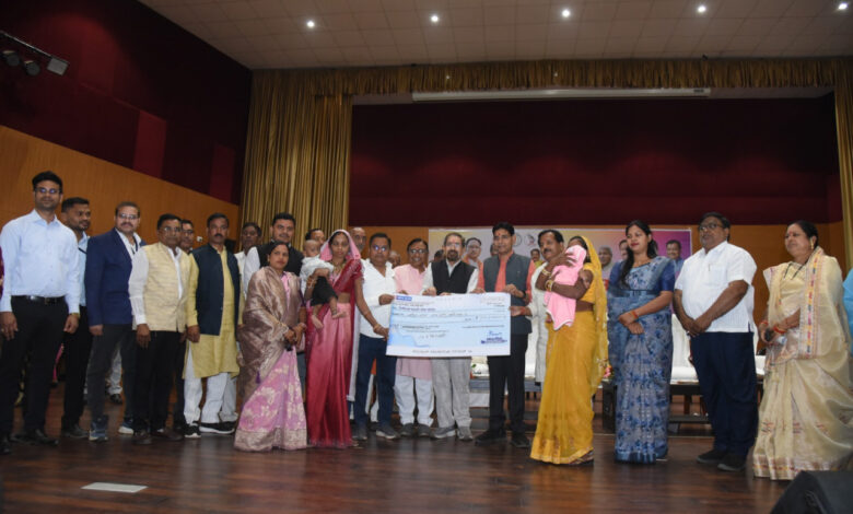 श्रम विभाग की कल्याणकारी योजनाओं का अधिक से अधिक लाभ लेने श्रमिक भाई -बहन बनें जागरूक- राजस्व मंत्री वर्मा….