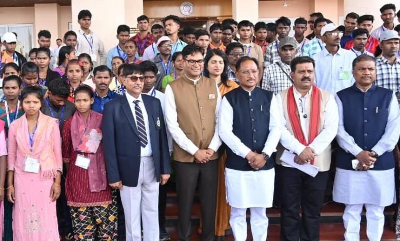 नए विश्वास के साथ आगे बढ़ रहे पुनर्वासित युवा: विधानसभा में समझी जनतांत्रिक प्रणाली…. नए विश्वास के साथ आगे बढ़ रहे पुनर्वासित युवा: विधानसभा में समझी जनतांत्रिक प्रणाली….