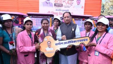 ई-रिक्शा से बच्चों को विद्यालय पहुंचाकर स्वावलंबन की मिसाल बनीं गीता दीदी…