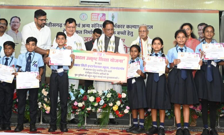 मेहनत की चमक और सरकारी संबल : श्रमिक की बेटी डिंपल कश्यप अब संस्कार सिटी स्कूल में संवार रही अपना भविष्य….. मेहनत की चमक और सरकारी संबल : श्रमिक की बेटी डिंपल कश्यप अब संस्कार सिटी स्कूल में संवार रही अपना भविष्य…..