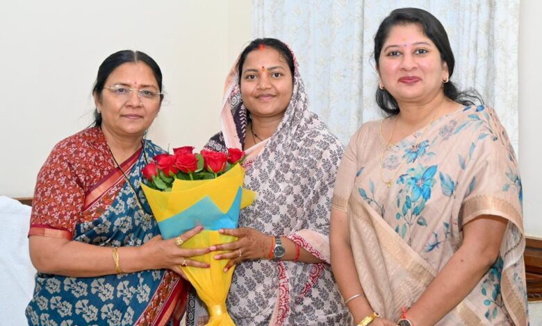 केंद्रीय महिला एवं बाल विकास राज्यमंत्री श्रीमती सावित्री ठाकुर से मंत्री श्रीमती लक्ष्मी राजवाड़े ने की सौजन्य भेंट….