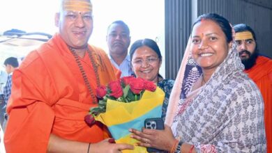 श्रीमती लक्ष्मी राजवाड़े ने निरंजनी पीठाधीश्वर स्वामी कैलाशानंद गिरी जी महाराज से लिया आशीर्वाद….