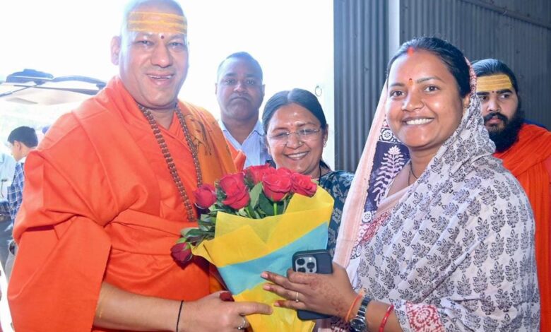 श्रीमती लक्ष्मी राजवाड़े ने निरंजनी पीठाधीश्वर स्वामी कैलाशानंद गिरी जी महाराज से लिया आशीर्वाद…. श्रीमती लक्ष्मी राजवाड़े ने निरंजनी पीठाधीश्वर स्वामी कैलाशानंद गिरी जी महाराज से लिया आशीर्वाद….