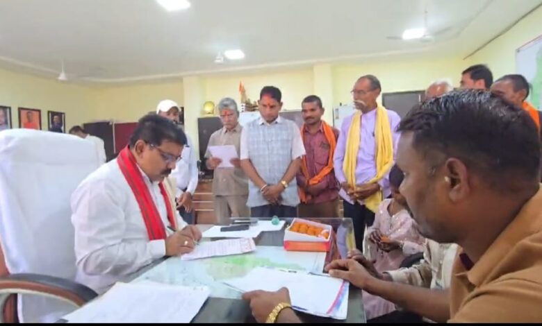 उपमुख्यमंत्री विजय शर्मा ने विधायक कार्यालय में लोगों से की मुलाकात…. उपमुख्यमंत्री विजय शर्मा ने विधायक कार्यालय में लोगों से की मुलाकात….
