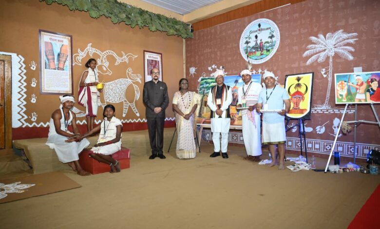 जनजातीय परंपराओं और संस्कृति पर आधारित भव्य प्रदर्शनी का राष्ट्रपति श्रीमती द्रौपदी मुर्मु ने किया अवलोकन….. जनजातीय परंपराओं और संस्कृति पर आधारित भव्य प्रदर्शनी का राष्ट्रपति श्रीमती द्रौपदी मुर्मु ने किया अवलोकन…..
