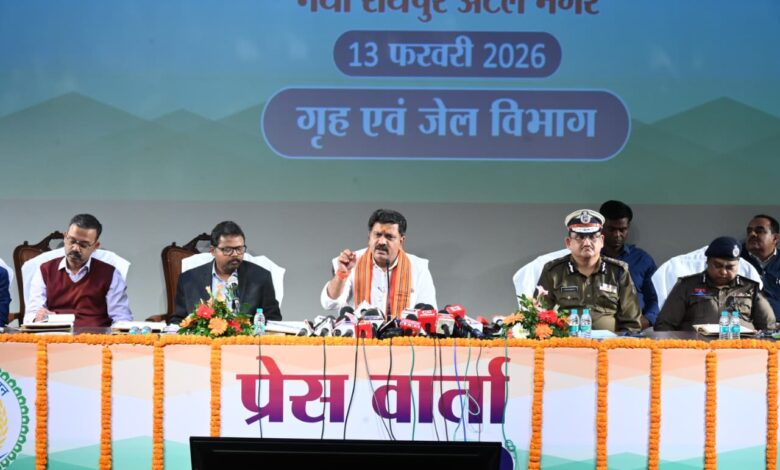 गृह, जेल मंत्री विजय शर्मा की आज छत्तीसगढ संवाद नवा रायपुर के ऑडिटोरियम में पत्रकारों से चर्चा करते हुए….