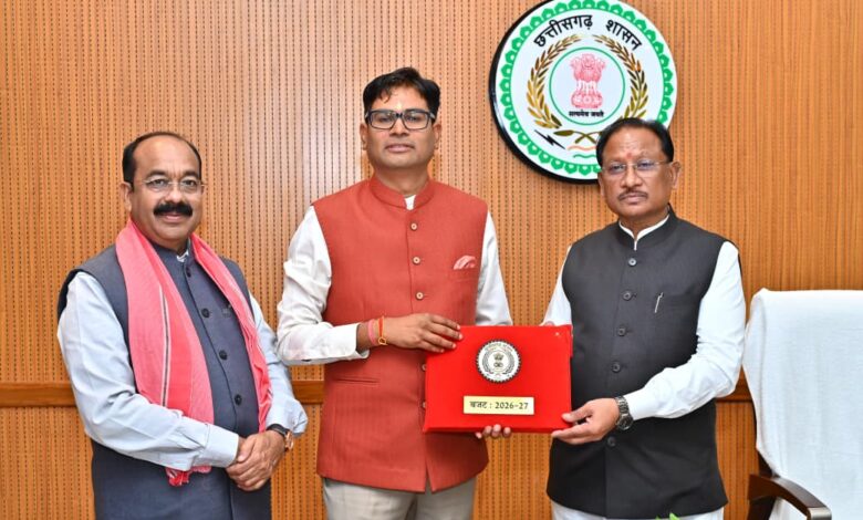 मुख्यमंत्री विष्णु देव साय से आज विधानसभा परिसर स्थित उनके कक्ष में वित्त मंत्री ओपी चौधरी ने वित्तीय वर्ष 2026-27 का बजट प्रस्तुत करने से पूर्व मुलाकात की… मुख्यमंत्री विष्णु देव साय से आज विधानसभा परिसर स्थित उनके कक्ष में वित्त मंत्री ओपी चौधरी ने वित्तीय वर्ष 2026-27 का बजट प्रस्तुत करने से पूर्व मुलाकात की…