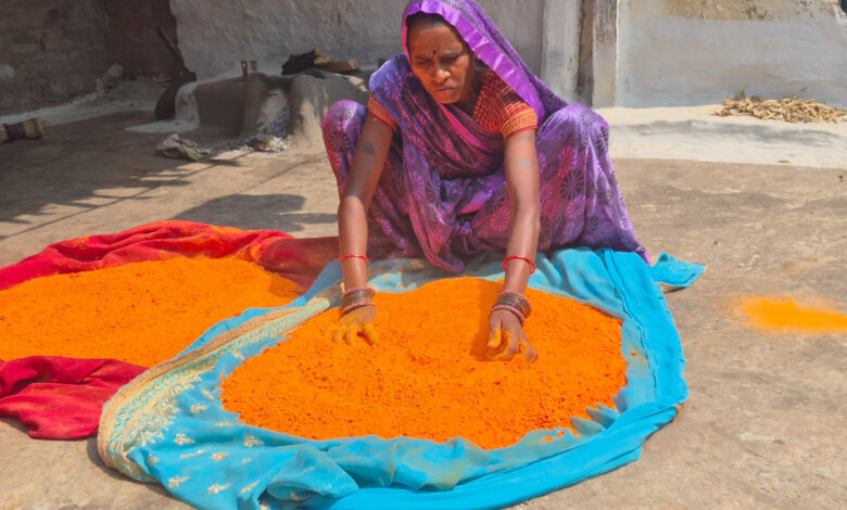 हर्बल गुलाल से और भी रंगीली होगी होली: विभिन्न रंगों और आकर्षक पैकेजिंग के साथ समूह द्वारा निर्मित हर्बल गुलाल….