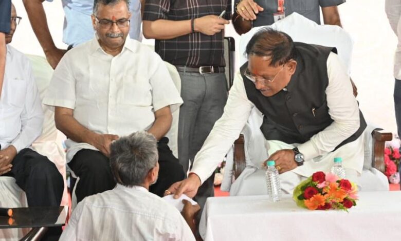 संवेदनशील नेतृत्व की मिसाल: मुख्यमंत्री विष्णु देव साय ने दिव्यांग चंदूलाल की सुनी पुकार, मिनटों में मिला समाधान….