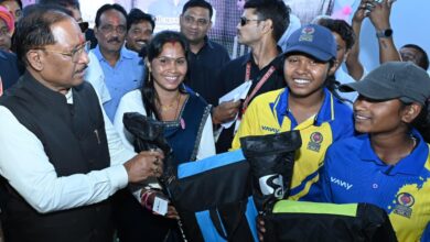 मुख्यमंत्री विष्णु देव साय ने इचकेला की बालिका क्रिकेट खिलाड़ियों को किया सम्मानित: क्रिकेट किट प्रदान कर बढ़ाया उत्साह….
