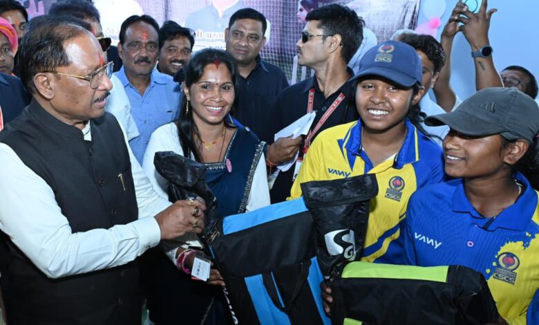 मुख्यमंत्री विष्णु देव साय ने इचकेला की बालिका क्रिकेट खिलाड़ियों को किया सम्मानित: क्रिकेट किट प्रदान कर बढ़ाया उत्साह….