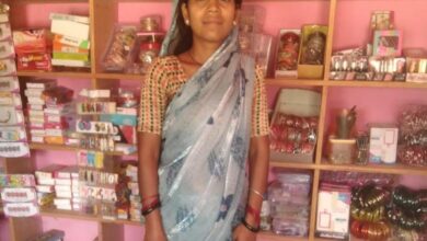 डिजिटल दौर में बदली तस्वीर: फैंसी स्टोर से प्रीति यादव बनीं नई पीढ़ी की आत्मनिर्भर उद्यमी, परंपरा और आधुनिकता का संगम, छोटे गांव से खड़ी की स्मार्ट पहचान…..