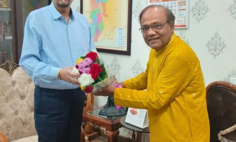 कुलपति प्रो. मनोज दयाल ने राज्यपाल रमेन डेका से की सौजन्य भेंट: पत्रकारिता विश्वविद्यालय के विकास पर चर्चा…..