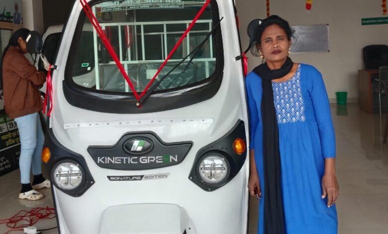 दिव्यांगता भी नहीं रोक सकी सायरा बनो का हौसला: सायरा बानो ई-रिक्शा चलाकर बनीं आत्मनिर्भरता की मिसाल….