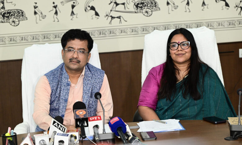 नवा रायपुर में परम्परा से पहचान तक ‘आदि परब-2026’ का भव्य आयोजन: राज्य के चिन्हांकित 43 जनजातियों और उपजातियों की संस्कृति, परिधान और चित्रकला का प्रदर्शन…. नवा रायपुर में परम्परा से पहचान तक ‘आदि परब-2026’ का भव्य आयोजन: राज्य के चिन्हांकित 43 जनजातियों और उपजातियों की संस्कृति, परिधान और चित्रकला का प्रदर्शन….