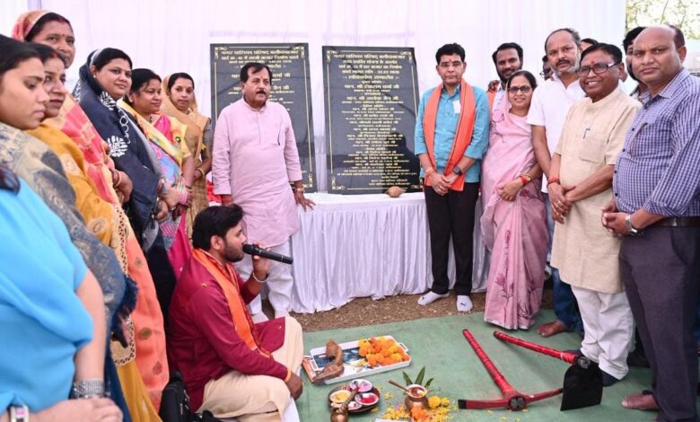 बलौदाबाजार को मिली विकास की नई सौगात : राजस्व मंत्री टंक राम वर्मा ने 32 लाख रुपए से बने हाट बाजार का का किया लोकार्पण….. बलौदाबाजार को मिली विकास की नई सौगात : राजस्व मंत्री टंक राम वर्मा ने 32 लाख रुपए से बने हाट बाजार का का किया लोकार्पण…..