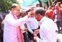 मुख्यमंत्री निवास में होली के रंगों की बौछार: मुख्यमंत्री विष्णु देव साय ने अधिकारियों-कर्मचारियों संग खेली होली….