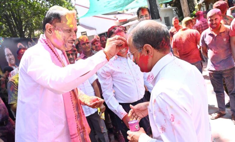 मुख्यमंत्री निवास में होली के रंगों की बौछार: मुख्यमंत्री विष्णु देव साय ने अधिकारियों-कर्मचारियों संग खेली होली…. मुख्यमंत्री निवास में होली के रंगों की बौछार: मुख्यमंत्री विष्णु देव साय ने अधिकारियों-कर्मचारियों संग खेली होली….