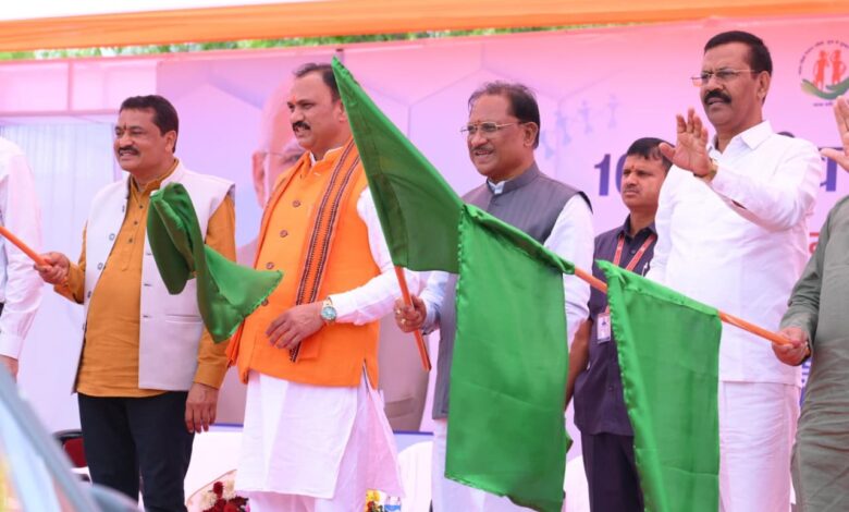 प्रदेश की लाइफलाइन हुई सशक्त: मुख्यमंत्री विष्णुदेव साय ने 370 नई एम्बुलेंस को दिखाई हरी झंडी….. प्रदेश की लाइफलाइन हुई सशक्त: मुख्यमंत्री विष्णुदेव साय ने 370 नई एम्बुलेंस को दिखाई हरी झंडी…..