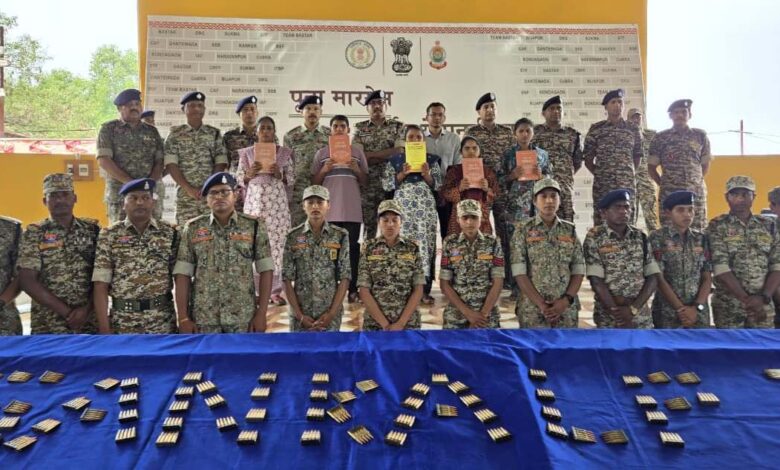 दंतेवाड़ा में 5 माओवादियों ने किया आत्मसमर्पण : पूना मारगेम से बदली जिंदगी…. दंतेवाड़ा में 5 माओवादियों ने किया आत्मसमर्पण : पूना मारगेम से बदली जिंदगी….