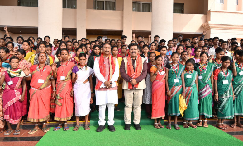 अबुझमाड़िया युवाओं ने अनुभव की लोकतंत्र की कार्यप्रणाली, उपमुख्यमंत्री विजय शर्मा ने अबुझमाड़िया युवाओं से किया आत्मीय संवाद….. अबुझमाड़िया युवाओं ने अनुभव की लोकतंत्र की कार्यप्रणाली, उपमुख्यमंत्री विजय शर्मा ने अबुझमाड़िया युवाओं से किया आत्मीय संवाद…..