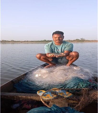 स्वतंत्रता संग्राम सेनानी मछुआ सहकारी समिति के सदस्यों को मिला आजीविका का सहारा, 96 हेक्टेयर जलक्षेत्र में मछली पालन से कमा रहे 01 लाख 50 हजार रूपए….. स्वतंत्रता संग्राम सेनानी मछुआ सहकारी समिति के सदस्यों को मिला आजीविका का सहारा, 96 हेक्टेयर जलक्षेत्र में मछली पालन से कमा रहे 01 लाख 50 हजार रूपए…..